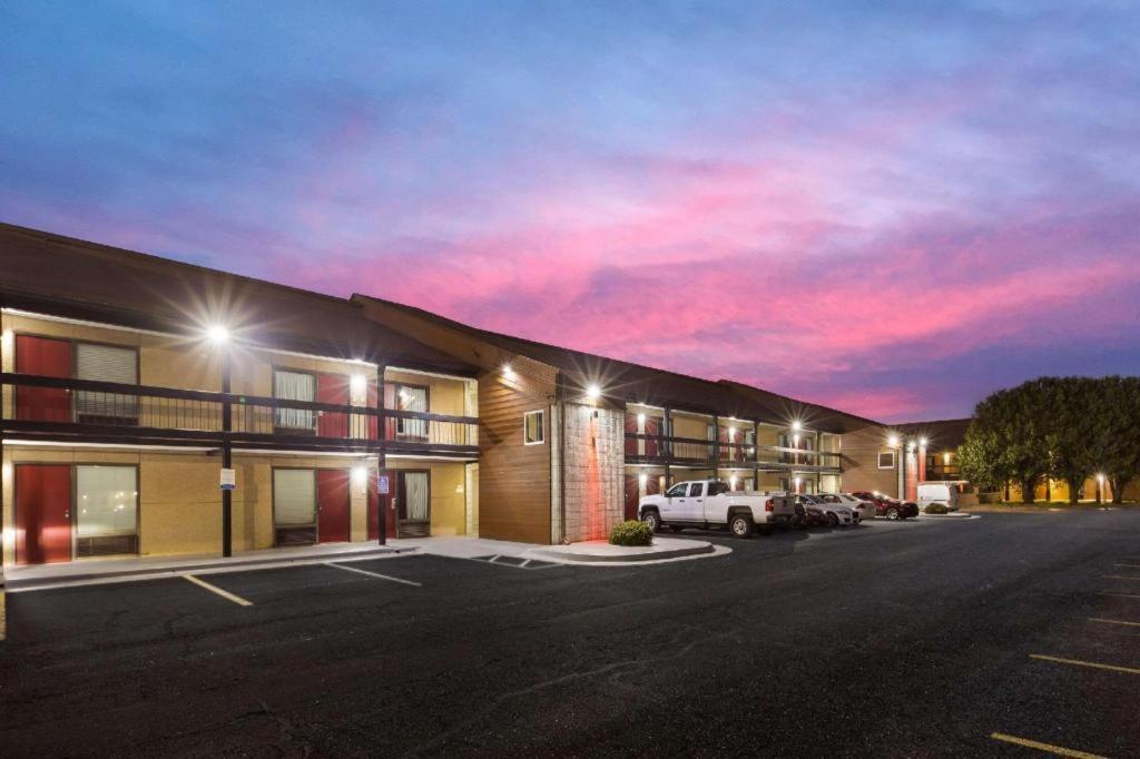 Econo Lodge Madison Exteriér fotografie